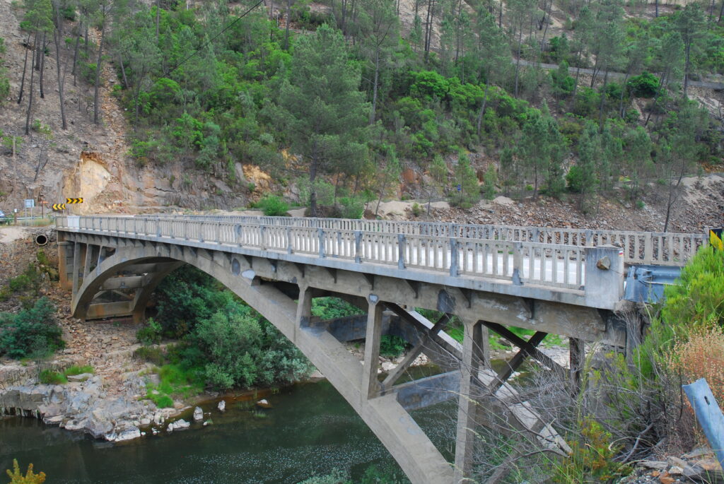 Ponte de betão sobre o Zêzere