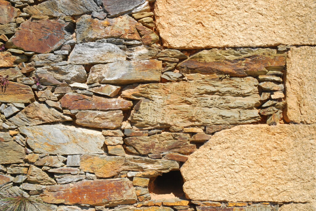 Detalhe de construção xisto e granito